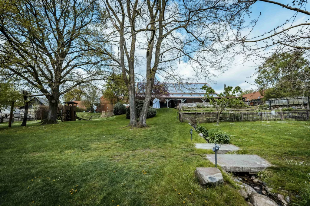 Hochzeitsscheune in Brandenburg mit Wiese und Garten fotografiert von Lars Tolle